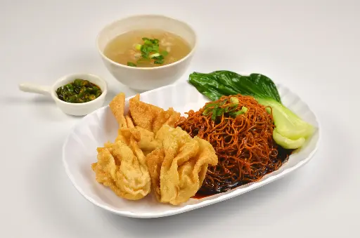 [10] Fried Dumpling Wonton Noodles (4pcs)