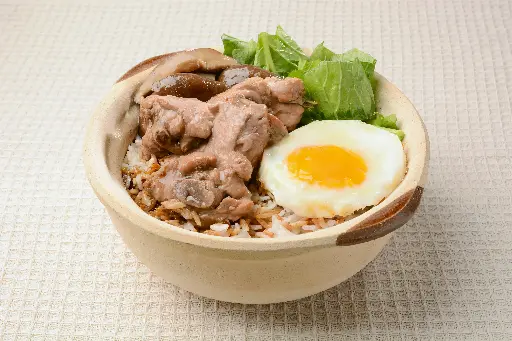 [29] Claypot Mushroom Chicken Rice with Egg